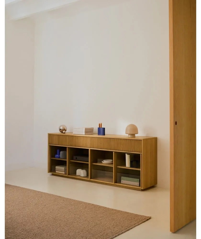 Vitrína v dekore duba s posuvnými dverami v prírodnej farbe 200x80x40 cm Helvine – Kave Home