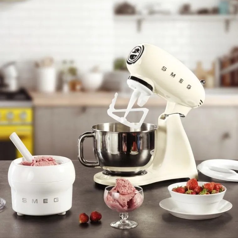 Smeg kuchynský robot v štýle 50. rokov SMF03CREU / 800 W / 4,8 l / krémový