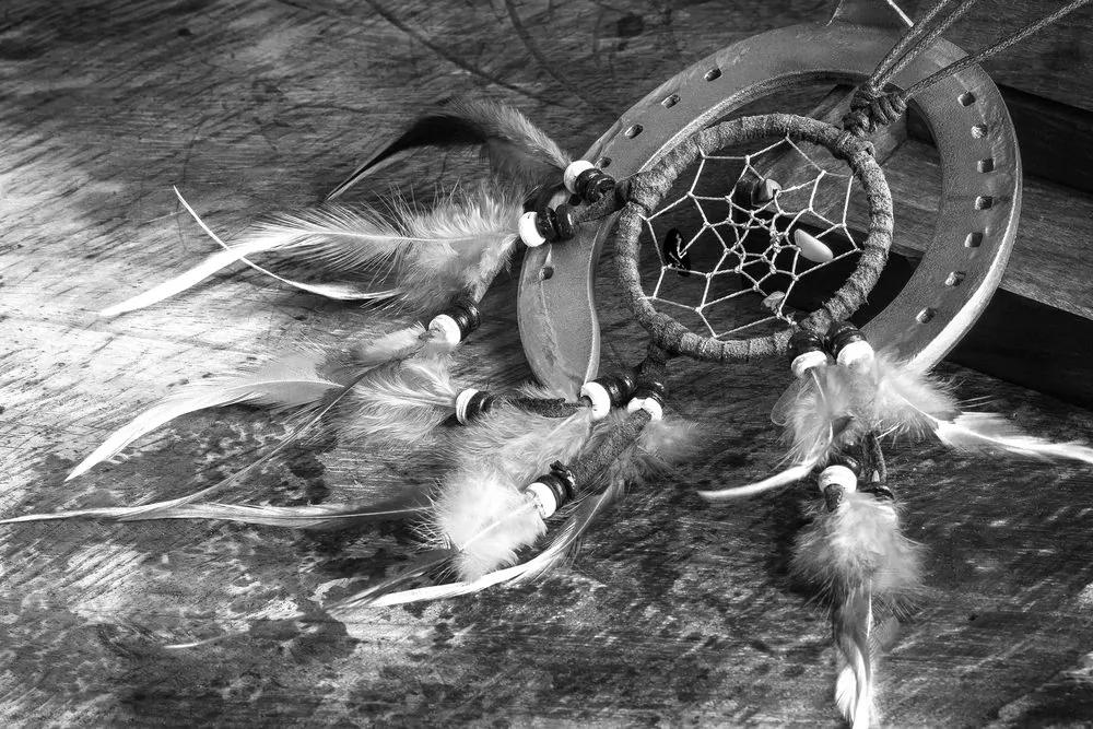 Obraz indiánsky lapač snov v čiernobielom prevedení