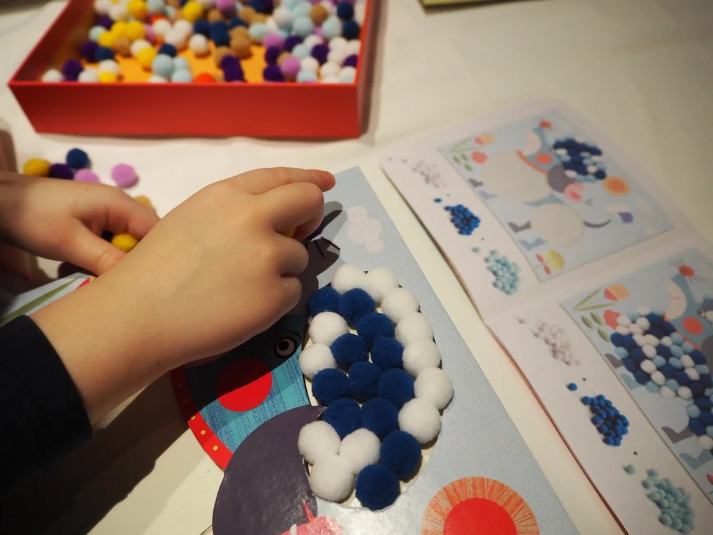 Výtvarná hra – koláž z brmbolcov – psíky