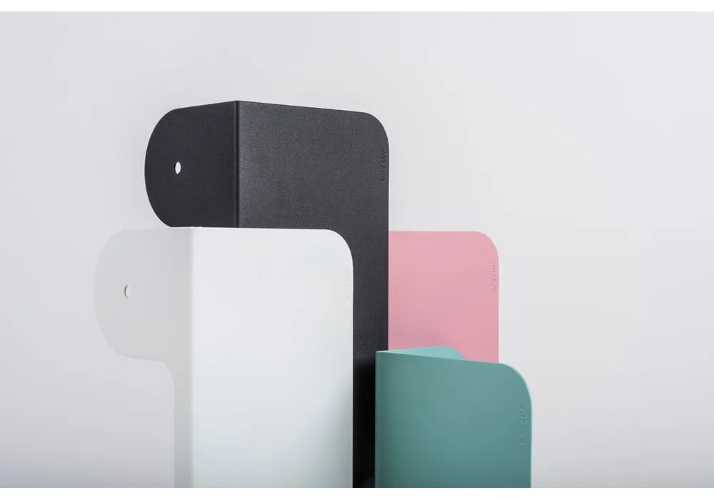 Nástenná čierna polica z ocele s detailom z dubového dreva s 2 háčikmi Gazzda Hook, dĺžka 60 cm