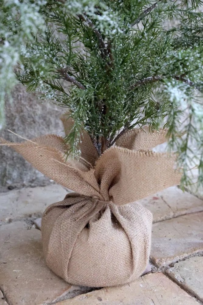 Srienistý vianočný borovicový stromček v jute a so šiškami Pine Tree - 60*120 cm