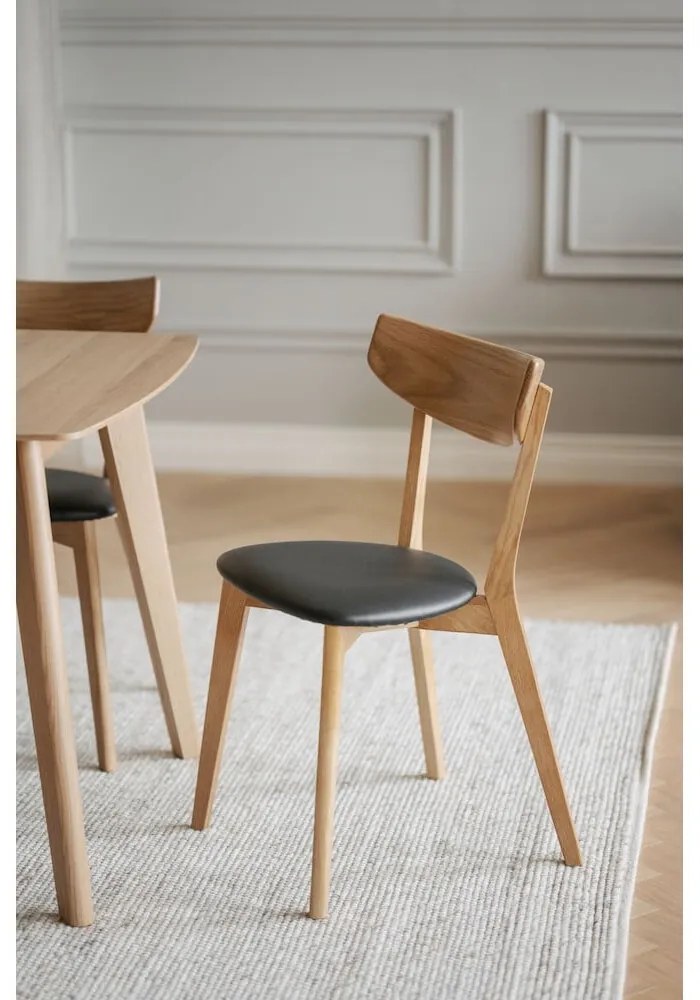 Hnedá dubová jedálenská stolička s čiernym sedadlom Rowico Ami