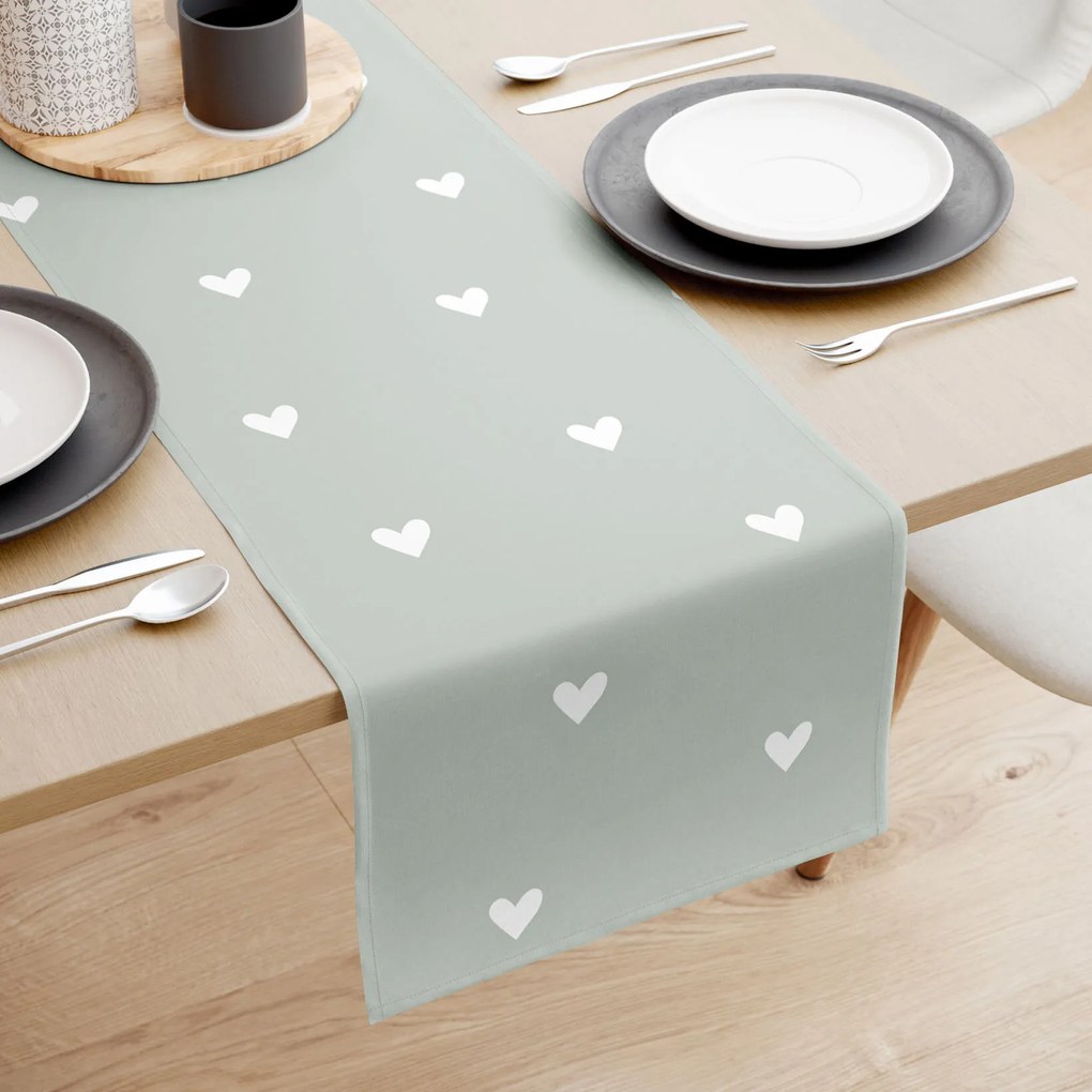 Goldea behúň na stôl 100% bavlnené plátno - srdiečka na šalviovo zelenom 20x120 cm