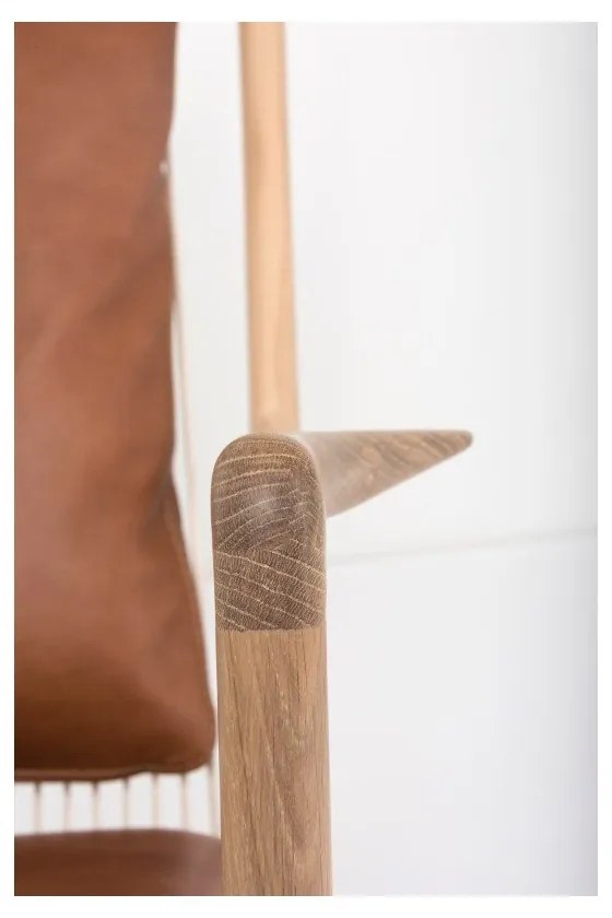 Kreslo s konštrukciou z masívneho dubového dreva a koňakovohnedým sedadlom z byvolej kože Gazzda Dedo