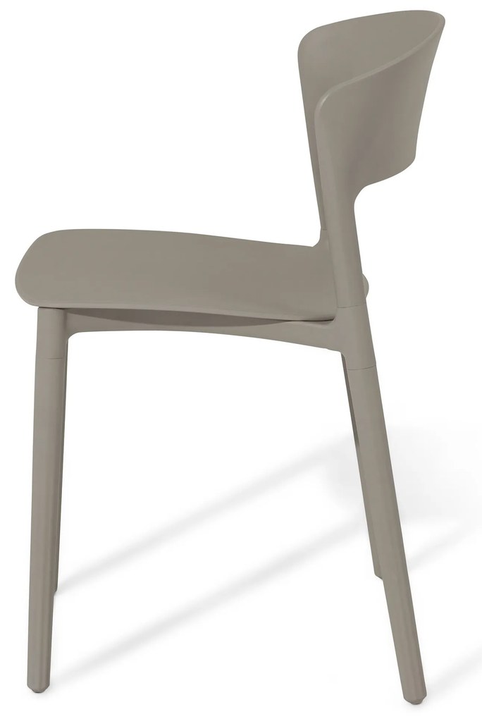 2 plastové stoličky