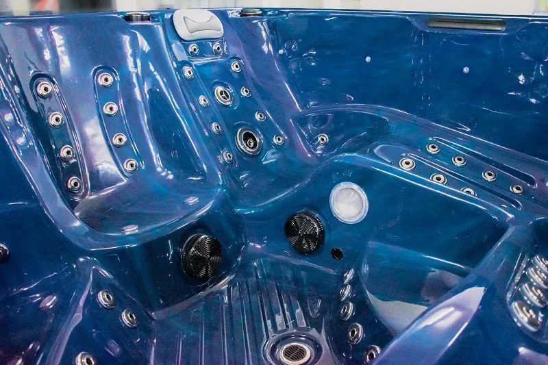 Akrylátová vírivka Everest - vystavený model, farba akrylu mramorovo-modrá, farba bočnice hnědá