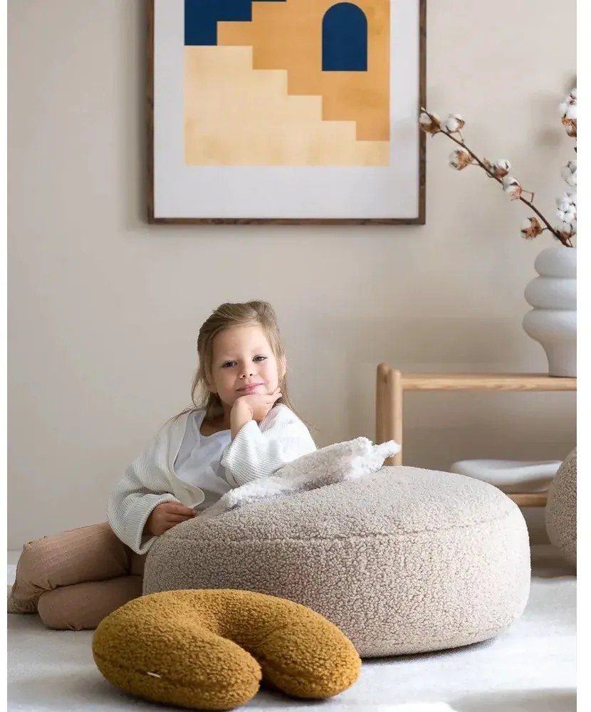 Hnedý detský pohovkový vankúš z textílie buklé U – Wigiwama