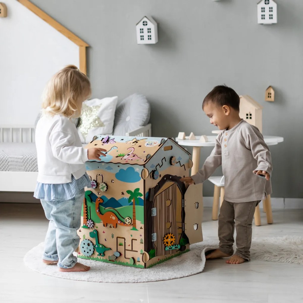 Drevený activity board domček s osvetlením – Dino