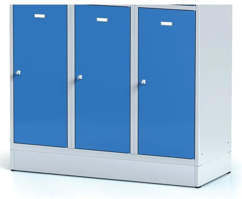 Alfa 3 Šatníková skrinka S6 na sokli s úložnými boxami, 6 boxov, 1920 x 1200 x 500 mm, otočný zámok, modré dvere
