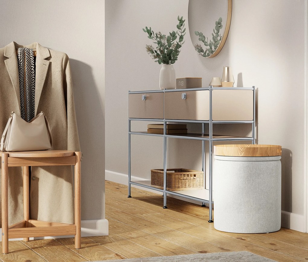 Nemý sluha so stoličkou z masívneho dreva