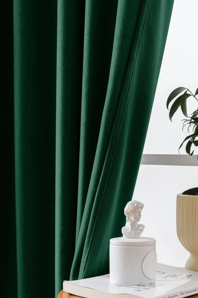 Tmavo zelený zatemňovací záves VELVET 140x270 cm Zavesenie: Riasiaca páska