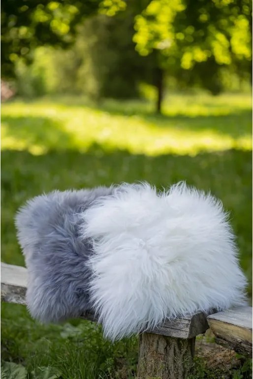Vankúš z ovčej kožušiny biely