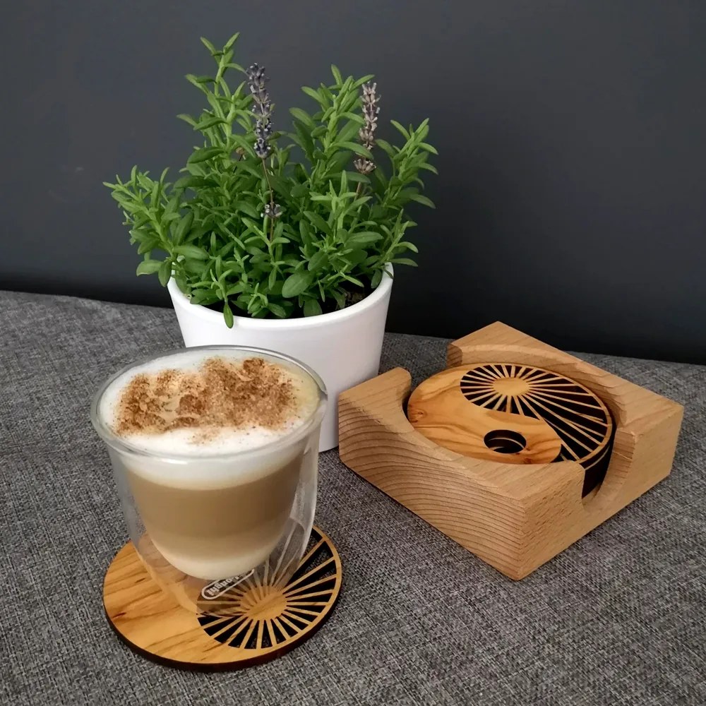 AMADEA Drevený podtácok okrúhly jin-jang, masívne drevo, priemer 10 cm