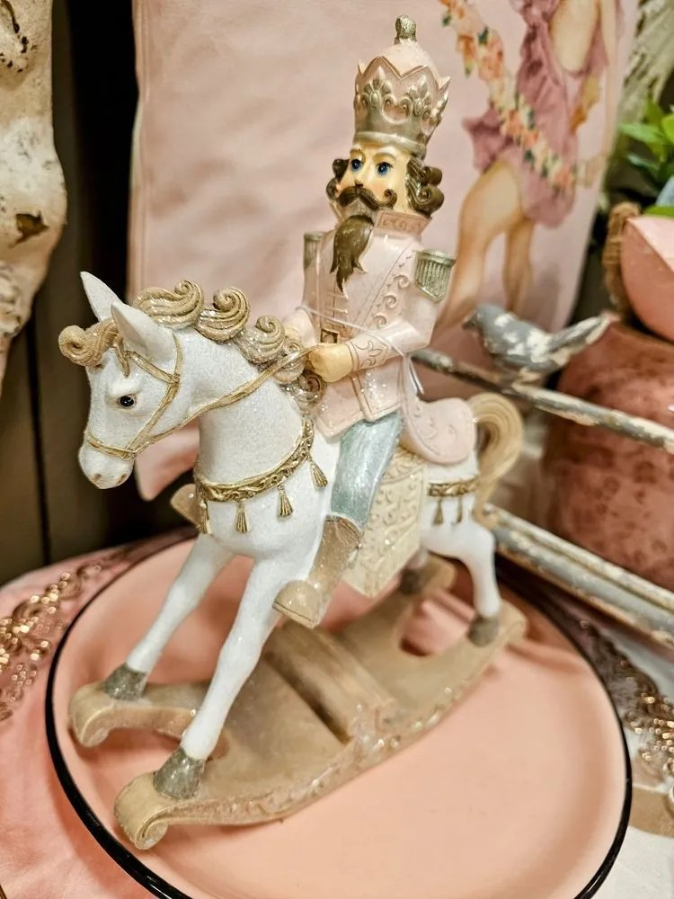 Bielo-ružová vianočná dekorácia Luskáčik na hojdacom koníkovi - 22*9*29 cm