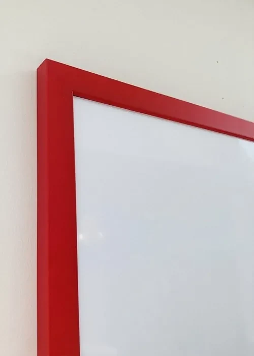 Toptabule.sk MTDRBTCIER Biela magnetická tabuľa v červenom drevenom ráme 90x60cm /