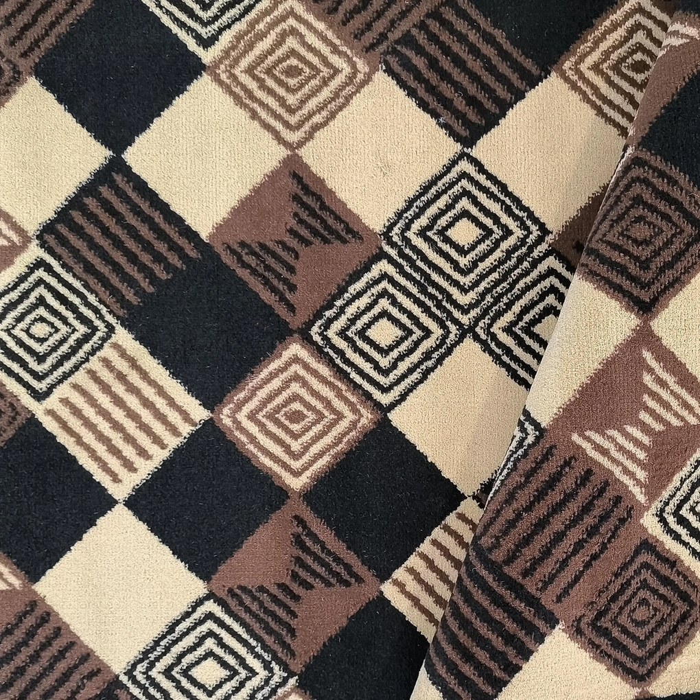 Koberec s geometrickým vzorom Alfa 17 – hnedá, béžová, čierna Rozmer: 60x100 cm
