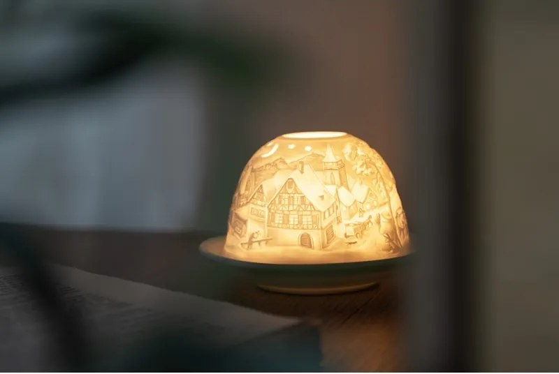 Biely porcelánový svietnik na čajovú sviečku s vianočnou dedinkou Paollo - Ø 12 * 8 cm