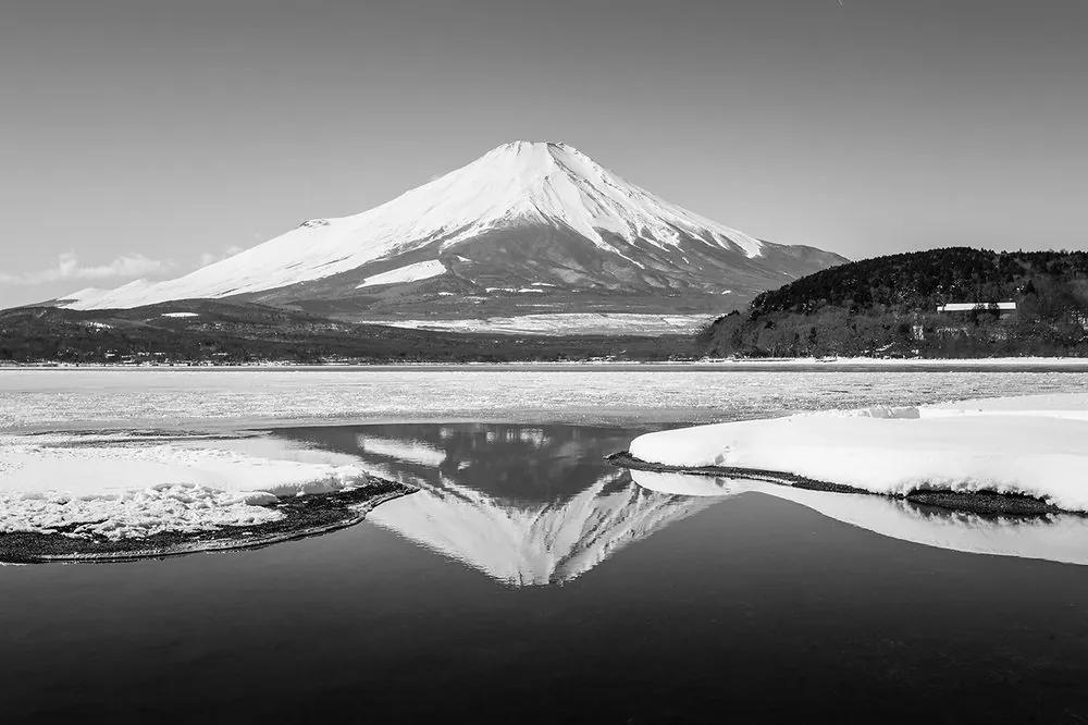 Samolepiaca fototapeta posvätná hora Fuji v čiernobielom prevedení