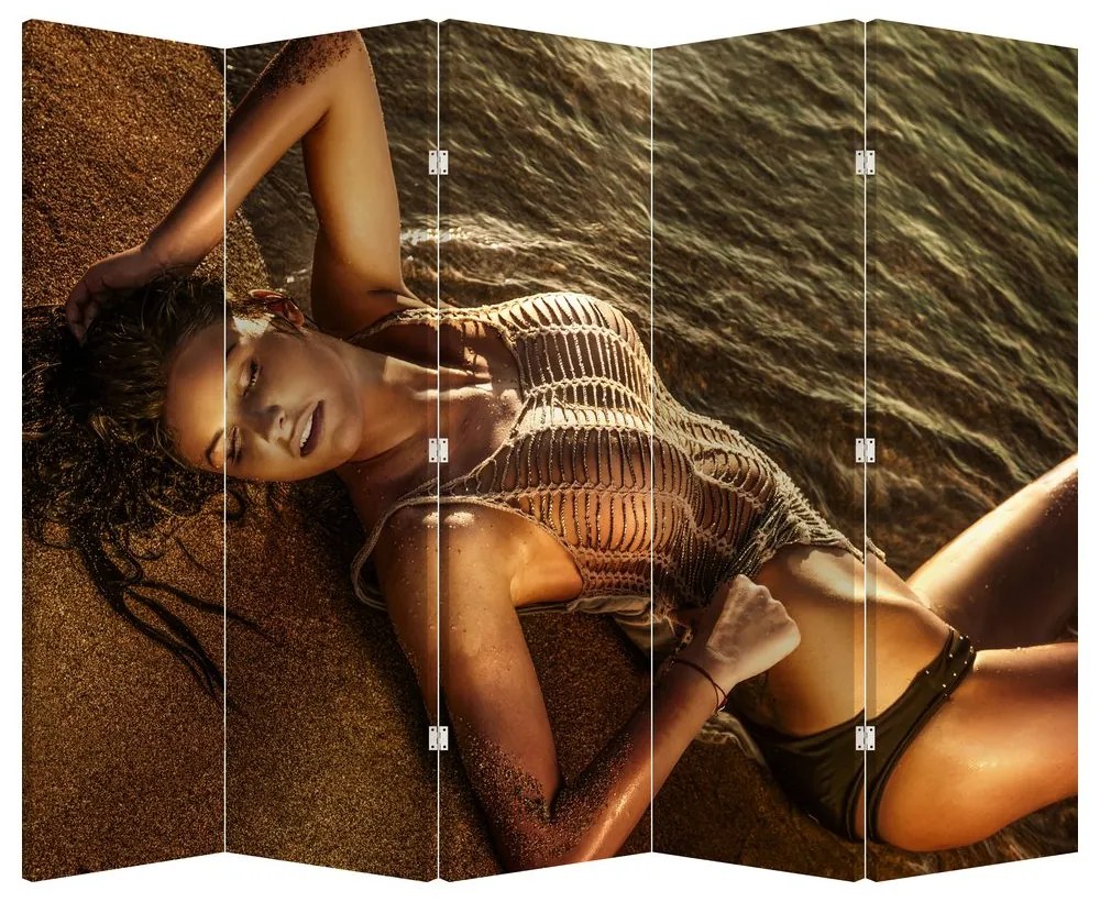 Paraván - Žena ležiaci na pláži (210x170 cm)