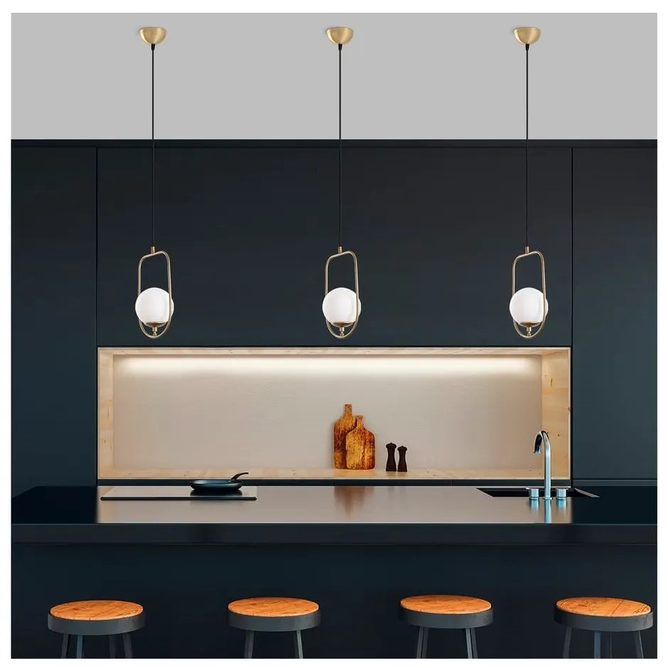 Závesné svietidlo v zlatej farbe so skleneným tienidlom Skew – Opviq lights