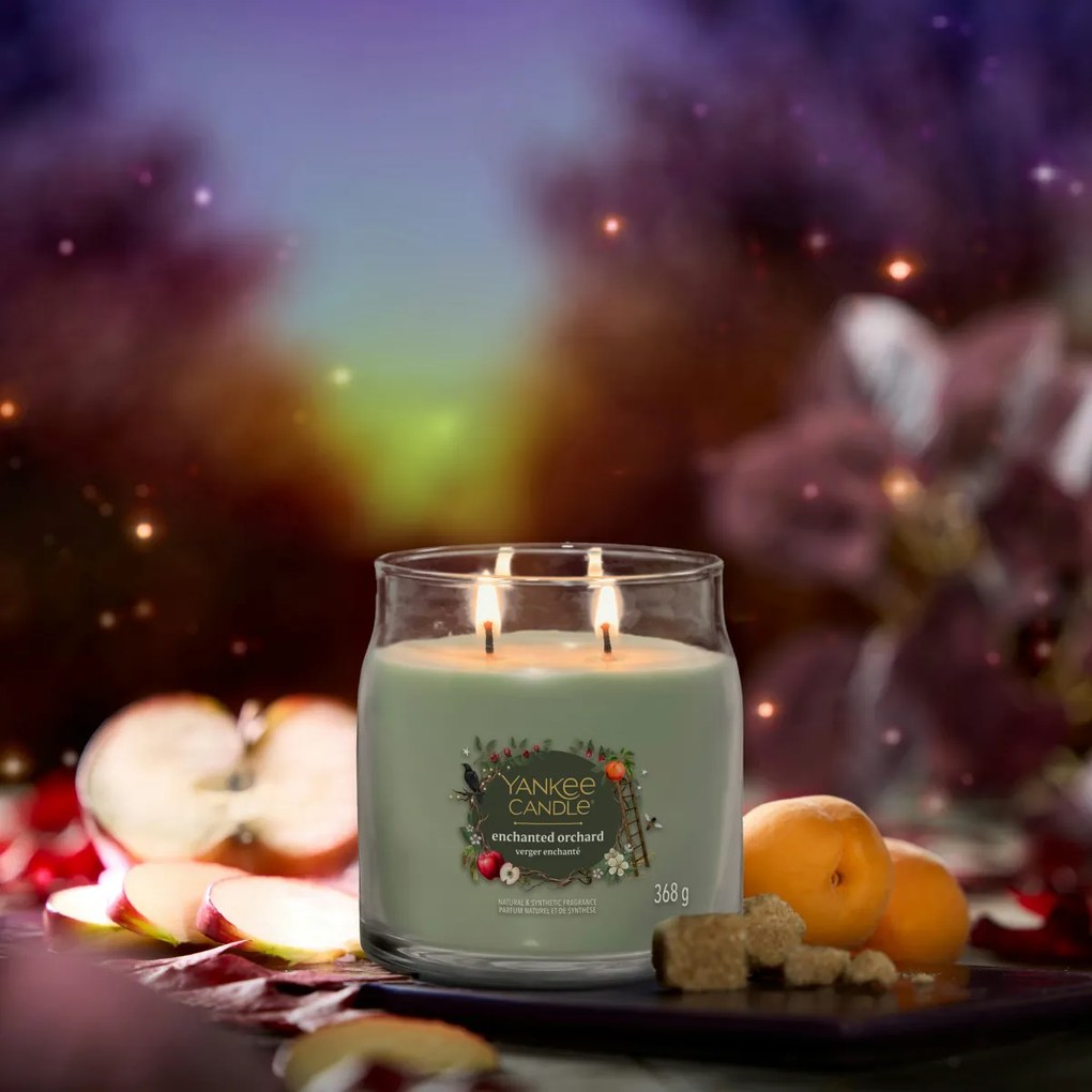 Yankee Candle Signature Enchanted Orchard Strednevoňavá sviečka, 368 g, M