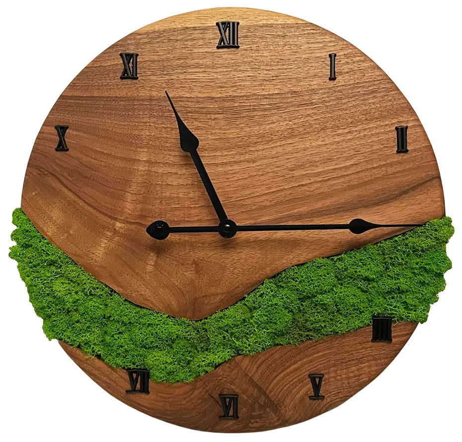 Krásne drevené hodiny s machom 38cm