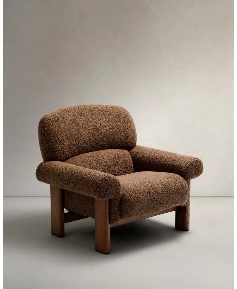 Hnedé kreslo z textílie buklé Nema – Kave Home