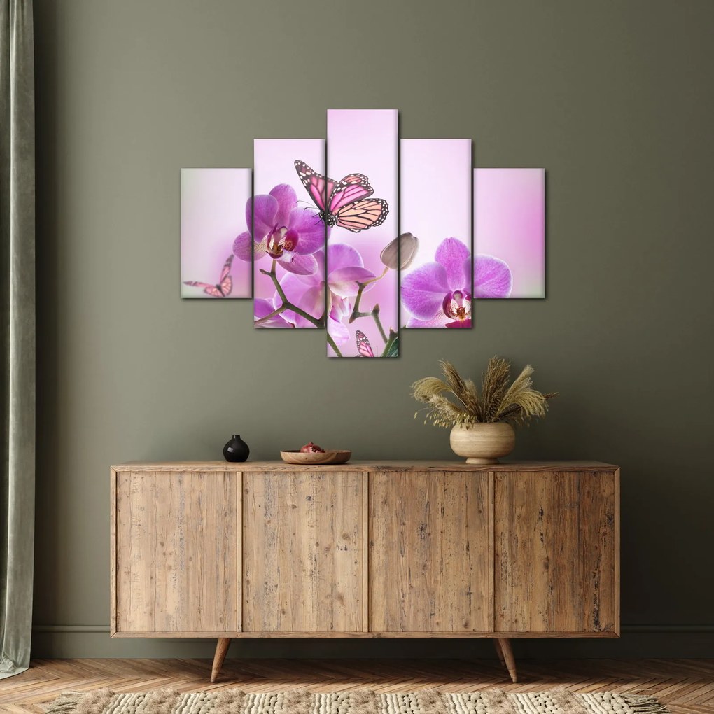 Obraz - Motýľ na kvetoch orchidey, lila (150x105 cm)