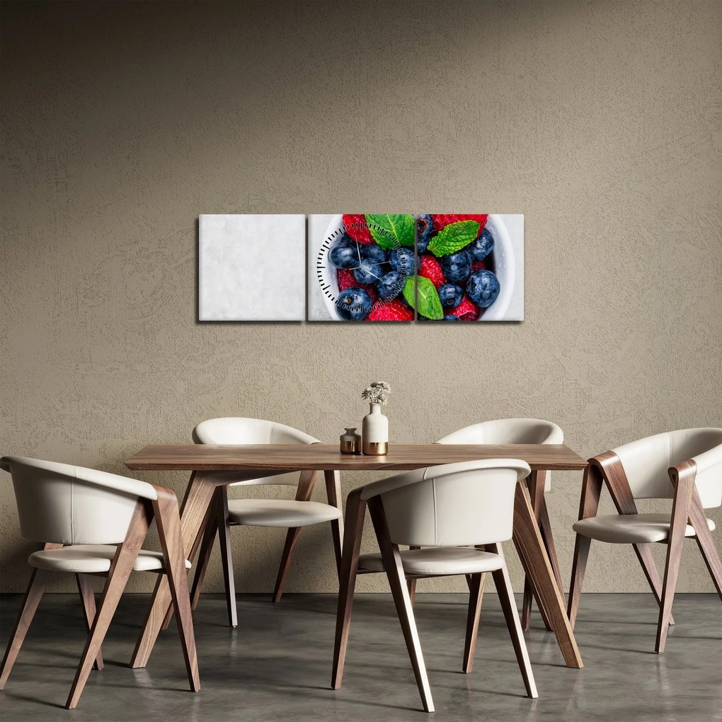 Obraz - miska s lesným ovocím (s hodinami) (90x30 cm)