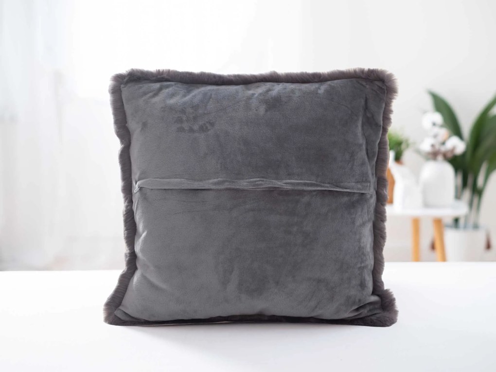 Obliečka z umelej kožušiny 45 × 45 cm – tmavosivá