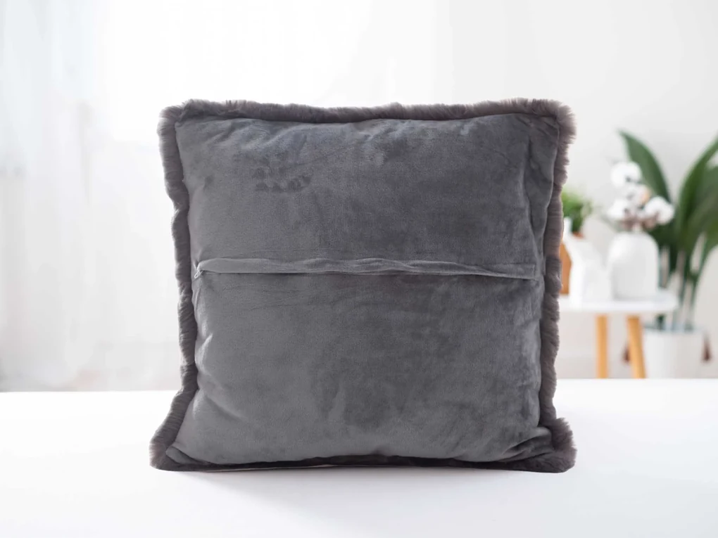 Obliečka z umelej kožušiny 45 × 45 cm – tmavosivá