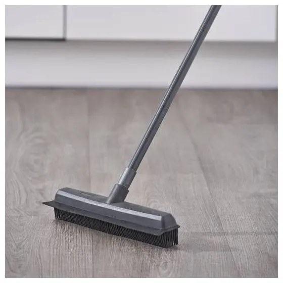 Čierny gumový zmeták Addis Broom
