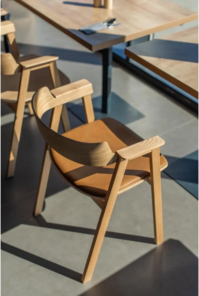 Hnedá/v prírodnej farbe kožená jedálenská stolička s podrúčkami Flip – Gazzda