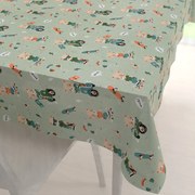 Biante Detský bavlnený obdĺžnikový obrus Sandra SA-468 Medvedíkovia na motorkách na zelenom 50x100 cm
