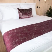Biante Zamatový prehoz/behúň na posteľ Isabela IBL-006 Gold Design vínový 50x140 cm