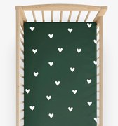 Goldea vianočná bavlnená napínacia plachta do detskej postieľky - srdiečka na tmavo zelenom 60 x 120 cm