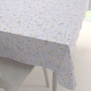 Biante Bavlnený obdĺžnikový obrus Sandra SA-617 Margarétky na svetlo modrom 100x140 cm