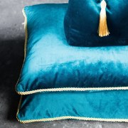 Petrolejový zamatový vankúš obšitý krúteným zlatým povrázkom Velvet - 45*10*45cm