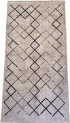 Moderný béžový koberec Banco 1126-BEIGE s geometrickým vzorom štvorcov Rozmer: 60x110 cm
