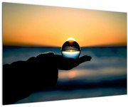 Obraz sklenenej gule v dlani (90x60 cm)