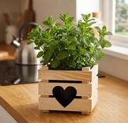 AMADEA Drevený obal so srdiečkom s kvetináčom, 17x17x15cm Český výrobok