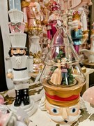 Sklenený kryt s Luskáčikom a Led osvetlením - 15*13*24 cm / 2*AA