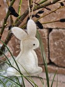 Béžový filcový závesný zajačik - 10 cm