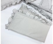INTERMEDIC SK Mantinel do postieľky Sivý s volánikom – elegantná ochrana a štýlový doplnok pre bábätko