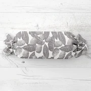 Biante Vankúš valec bonbon Sandra SA-511 Sivé ananásy na bielom 15x40 cm