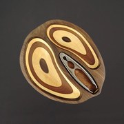 AMADEA Drevená miska v tvare orecha s luskáčikom, masívne drevo, 2 druhy drevín, 28x23x4,5 cm