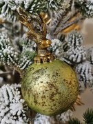 Zlato-zelená antik sklenená vianočná guľa s jeleňom Deer - Ø 8 cm