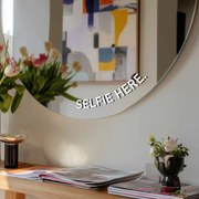 Nálepka na zrkadlo S49 – SELFIE HERE. (round)