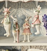 Závesná ozdobná dekorácia králik v saku s palicou - 4*4*10 cm